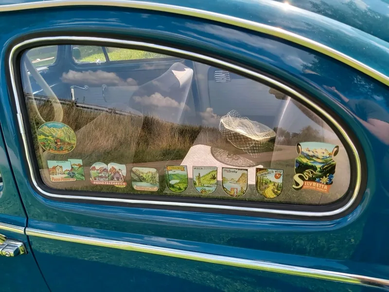 Paulinchen – Heckscheibe mit Reiseaufklebern